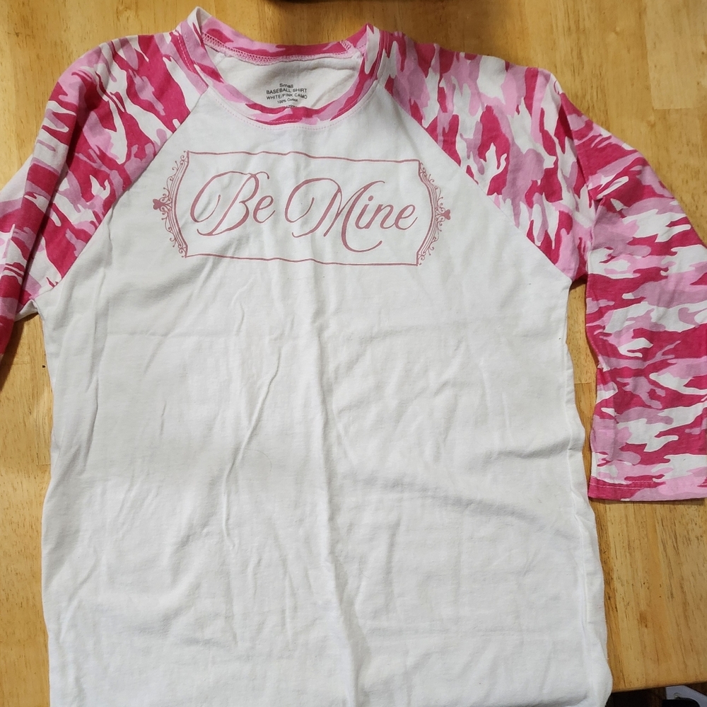 Baseball style pink camo shirt. New without tags. Sz small.